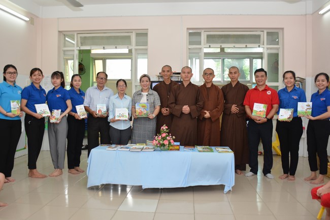 Book donation program for schools in Go Vap, Ho Chi Minh City.