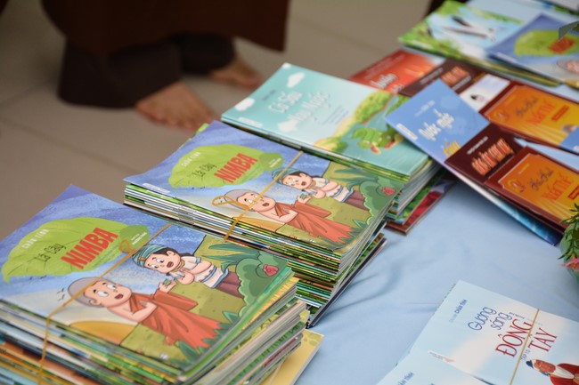 Book donation program for schools in Go Vap, Ho Chi Minh City.