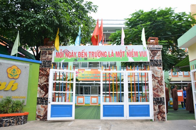 Book donation program for schools in Go Vap, Ho Chi Minh City.