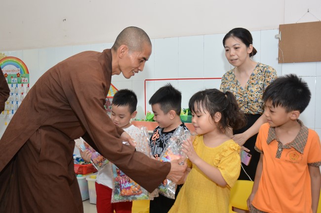 Book donation program for schools in Go Vap, Ho Chi Minh City.