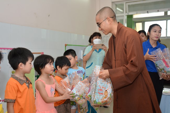Book donation program for schools in Go Vap, Ho Chi Minh City.