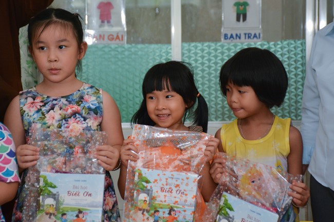 Book donation program for schools in Go Vap, Ho Chi Minh City.