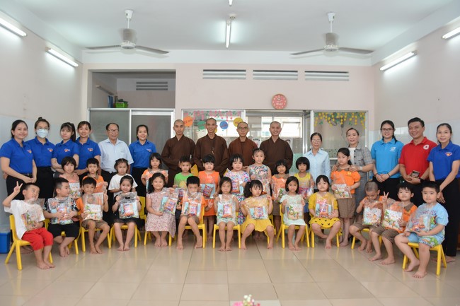 Book donation program for schools in Go Vap, Ho Chi Minh City.