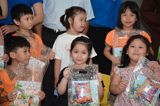 Book donation program for schools in Go Vap, Ho Chi Minh City.