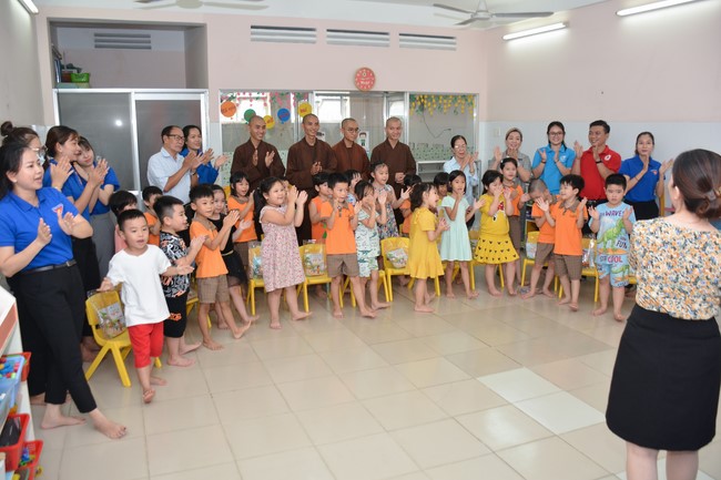 Book donation program for schools in Go Vap, Ho Chi Minh City.