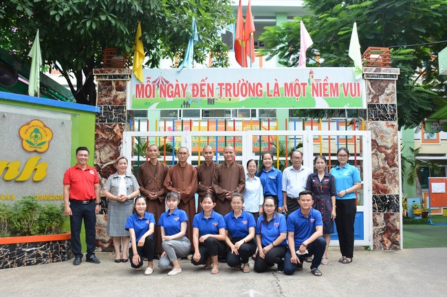 Book donation program for schools in Go Vap, Ho Chi Minh City.