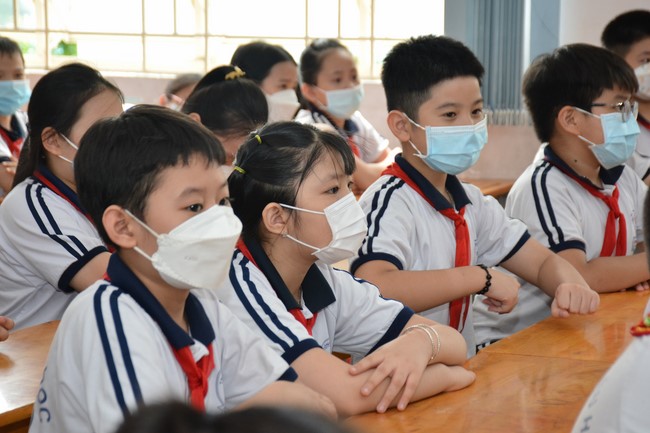 Book donation program for schools in Go Vap, Ho Chi Minh City.