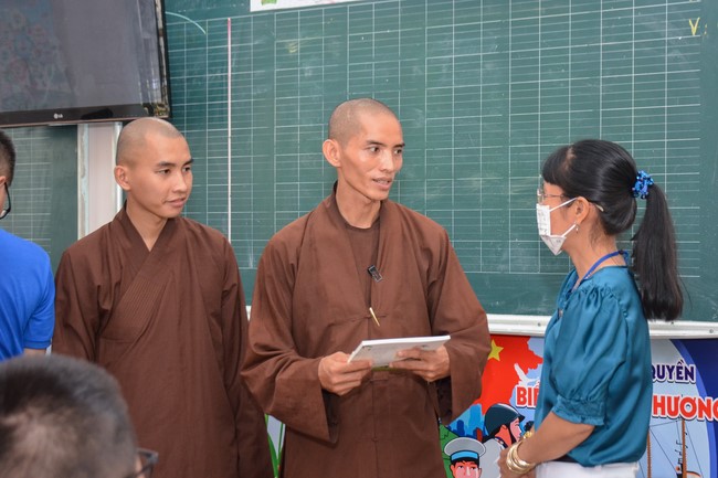 Book donation program for schools in Go Vap, Ho Chi Minh City.