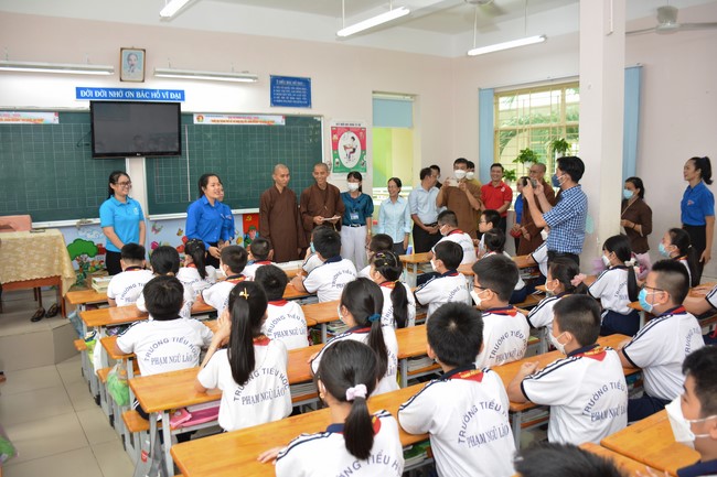 Book donation program for schools in Go Vap, Ho Chi Minh City.