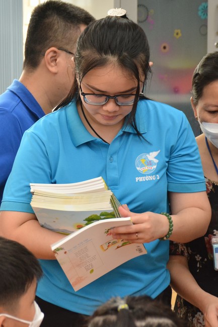 Book donation program for schools in Go Vap, Ho Chi Minh City.