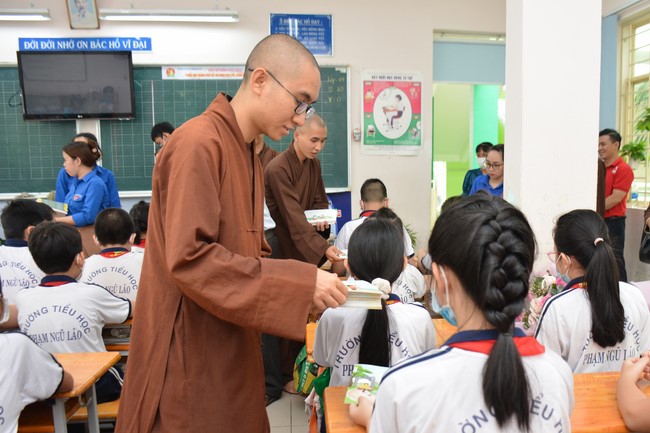 Book donation program for schools in Go Vap, Ho Chi Minh City.