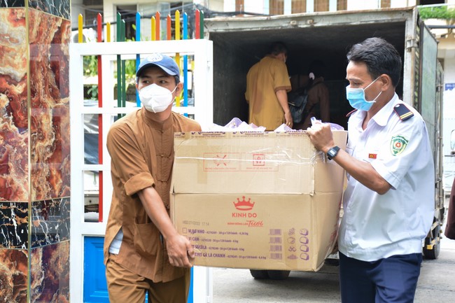 Book donation program for schools in Go Vap, Ho Chi Minh City.