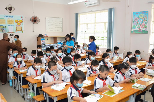 Book donation program for schools in Go Vap, Ho Chi Minh City.