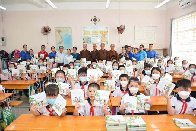 Book donation program for schools in Go Vap, Ho Chi Minh City.