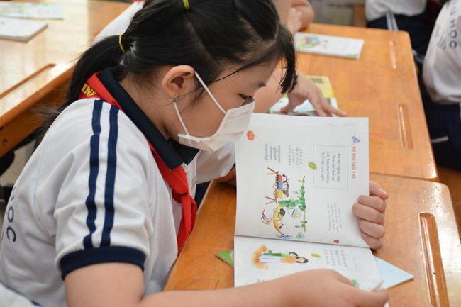 Book donation program for schools in Go Vap, Ho Chi Minh City.