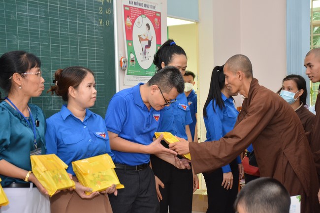 Book donation program for schools in Go Vap, Ho Chi Minh City.
