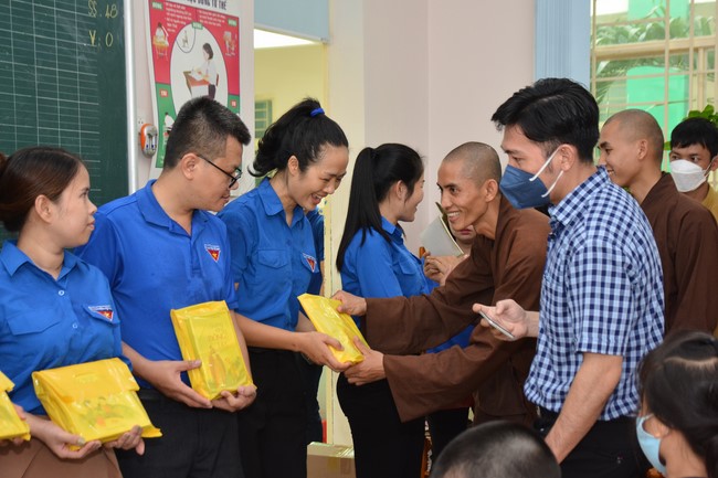 Book donation program for schools in Go Vap, Ho Chi Minh City.