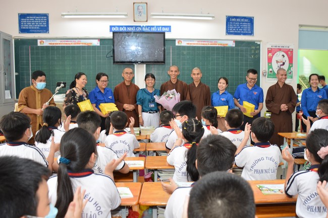 Book donation program for schools in Go Vap, Ho Chi Minh City.