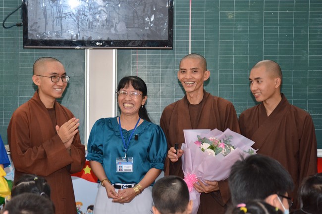 Book donation program for schools in Go Vap, Ho Chi Minh City.