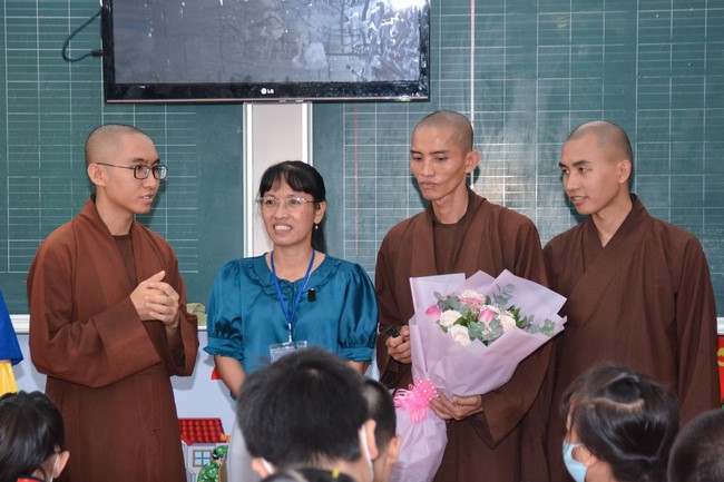 Book donation program for schools in Go Vap, Ho Chi Minh City.