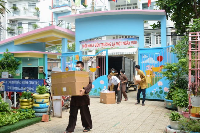 Book donation program for schools in Go Vap, Ho Chi Minh City.