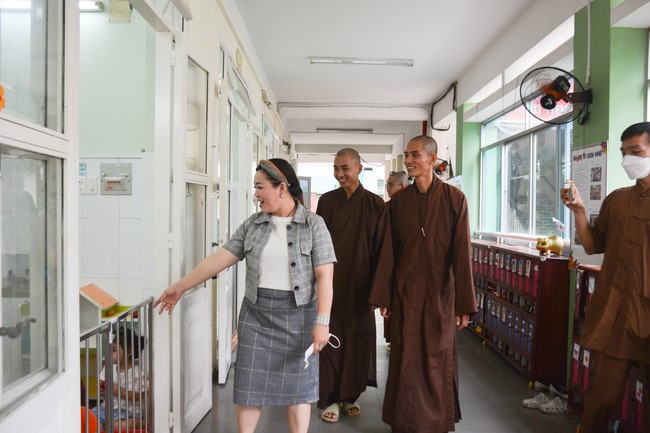 Book donation program for schools in Go Vap, Ho Chi Minh City.