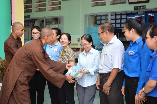 Book donation program for schools in Go Vap, Ho Chi Minh City.