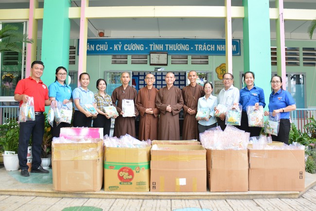 Book donation program for schools in Go Vap, Ho Chi Minh City.