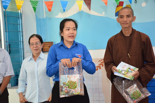 Book donation program for schools in Go Vap, Ho Chi Minh City.