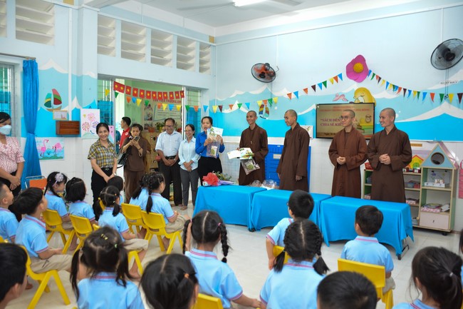 Book donation program for schools in Go Vap, Ho Chi Minh City.