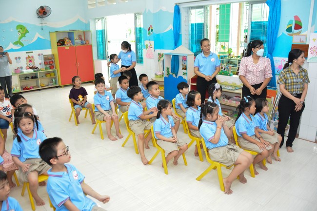 Book donation program for schools in Go Vap, Ho Chi Minh City.