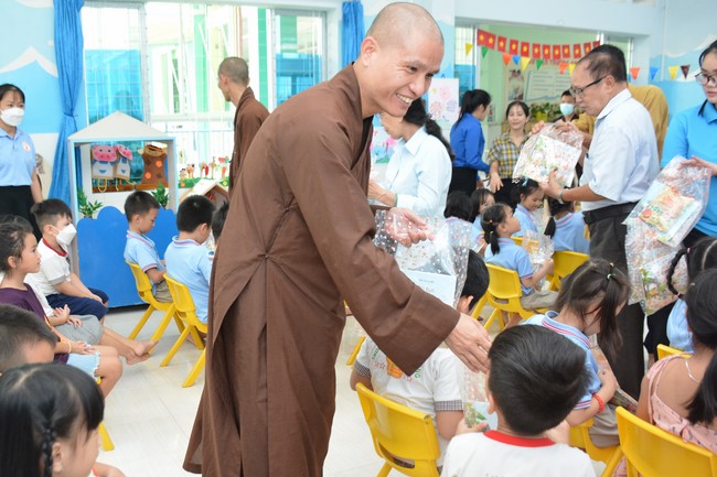 Book donation program for schools in Go Vap, Ho Chi Minh City.