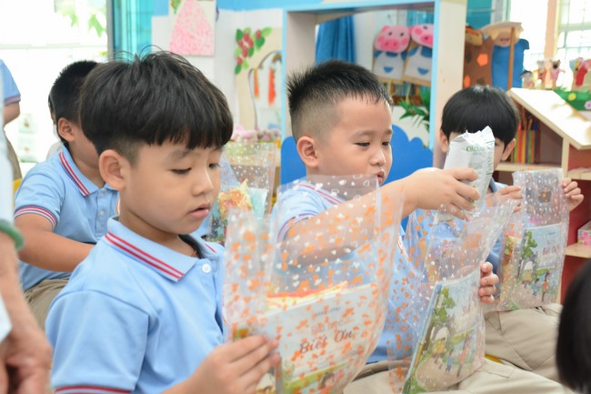 Book donation program for schools in Go Vap, Ho Chi Minh City.