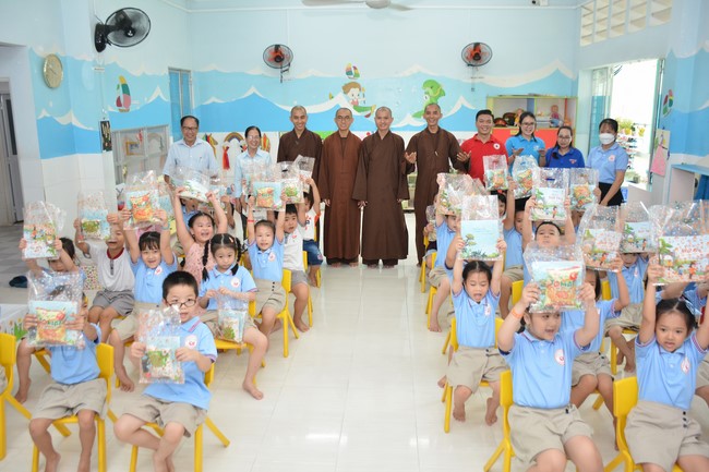 Book donation program for schools in Go Vap, Ho Chi Minh City.