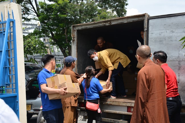 Book donation program for schools in Go Vap, Ho Chi Minh City.