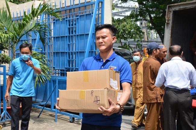 Book donation program for schools in Go Vap, Ho Chi Minh City.