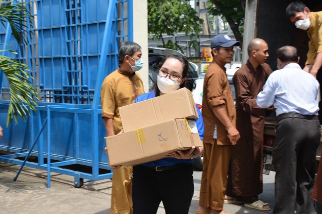 Book donation program for schools in Go Vap, Ho Chi Minh City.