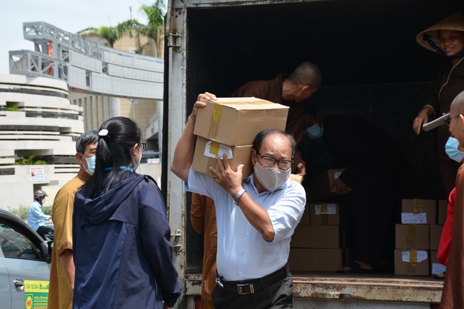 Book donation program for schools in Go Vap, Ho Chi Minh City.