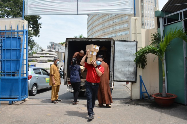 Book donation program for schools in Go Vap, Ho Chi Minh City.