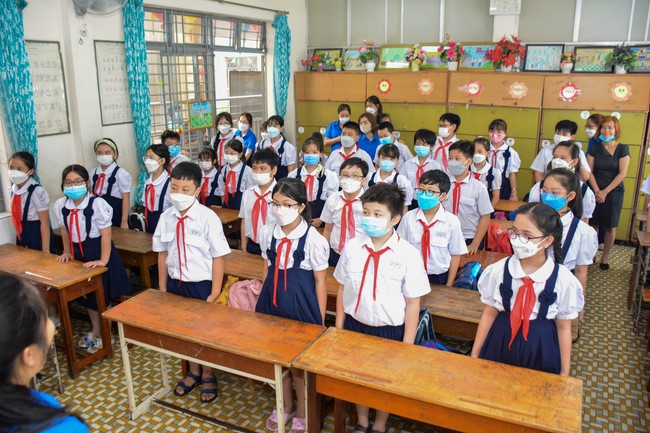 Book donation program for schools in Go Vap, Ho Chi Minh City.