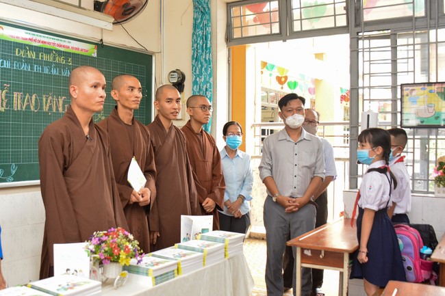 Book donation program for schools in Go Vap, Ho Chi Minh City.