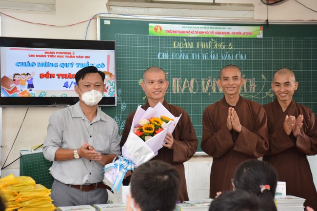 Book donation program for schools in Go Vap, Ho Chi Minh City.