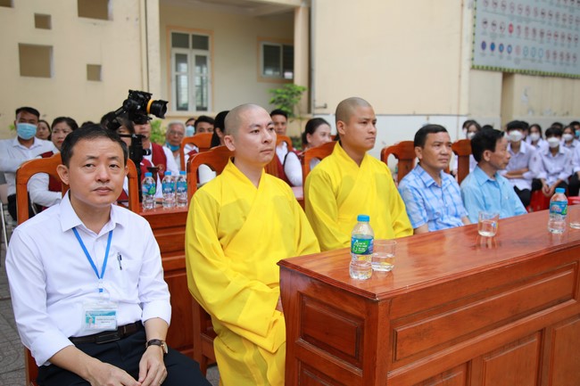 Co Am Pagoda Awarding the Scholarship Strengthening  the footsteps of talents to Cua Lo 2 High School