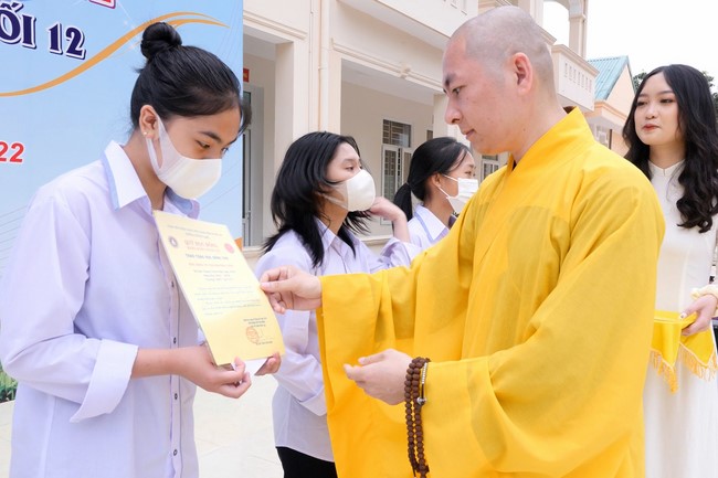 Co Am Pagoda Awarding the Scholarship Strengthening  the footsteps of talents to Cua Lo 2 High School