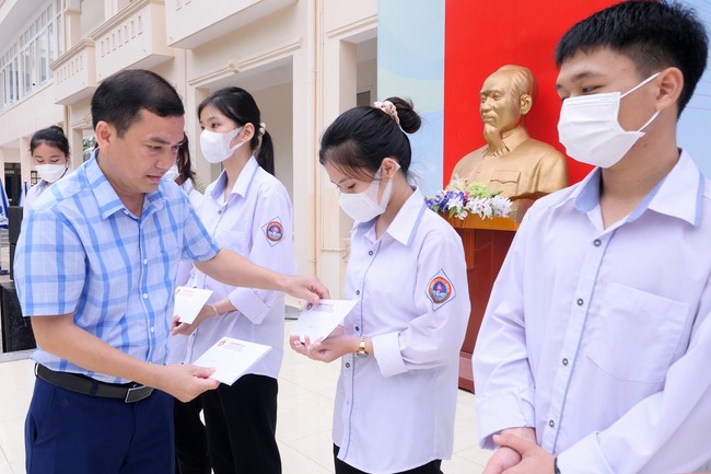 Co Am Pagoda Awarding the Scholarship Strengthening  the footsteps of talents to Cua Lo 2 High School