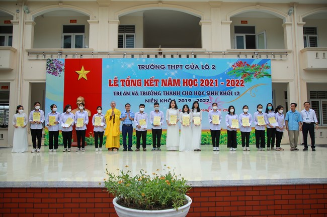 Co Am Pagoda Awarding the Scholarship Strengthening  the footsteps of talents to Cua Lo 2 High School