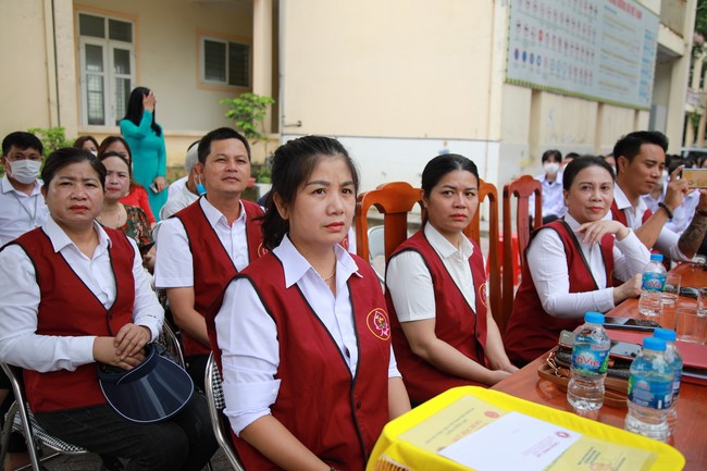 Co Am Pagoda Awarding the Scholarship Strengthening  the footsteps of talents to Cua Lo 2 High School