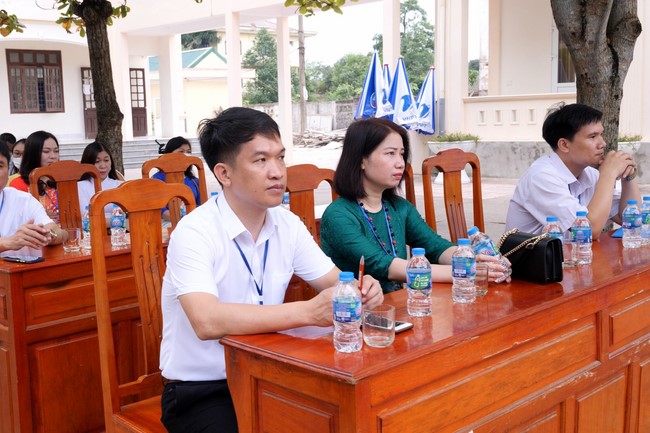 Co Am Pagoda Awarding the Scholarship Strengthening  the footsteps of talents to Cua Lo 2 High School