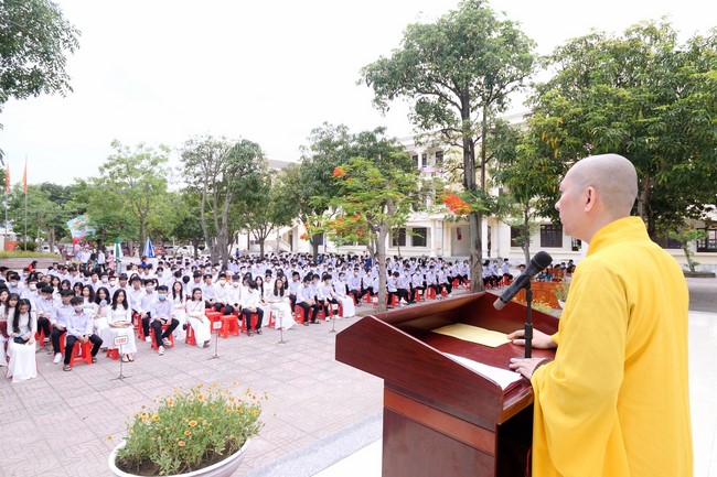Co Am Pagoda Awarding the Scholarship Strengthening  the footsteps of talents to Cua Lo 2 High School