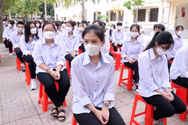 Co Am Pagoda Awarding the Scholarship Strengthening  the footsteps of talents to Cua Lo 2 High School